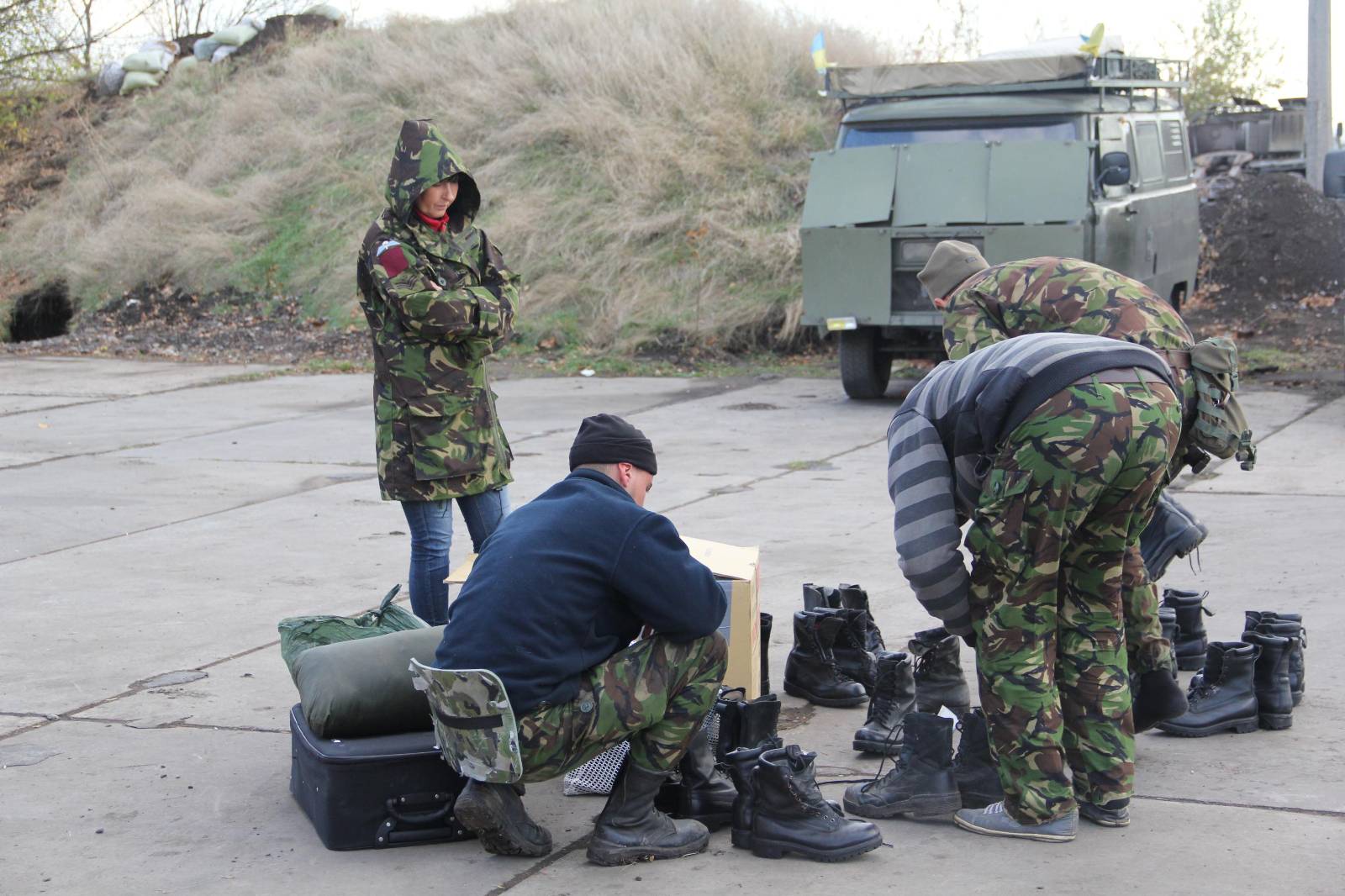 Reservister från 8:e specialregementet tittar på kängor från Blue/Yellow, Kramatorsk flygplats, oktober 2014