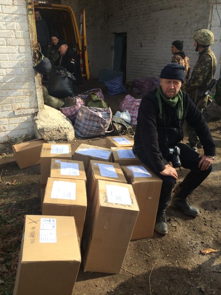 Jonas Öhman med förnödenheter till 28:e brigaden, vid Pervomaisk, den sista byn innan bron mot Donetsk flygplats, oktober 2015
