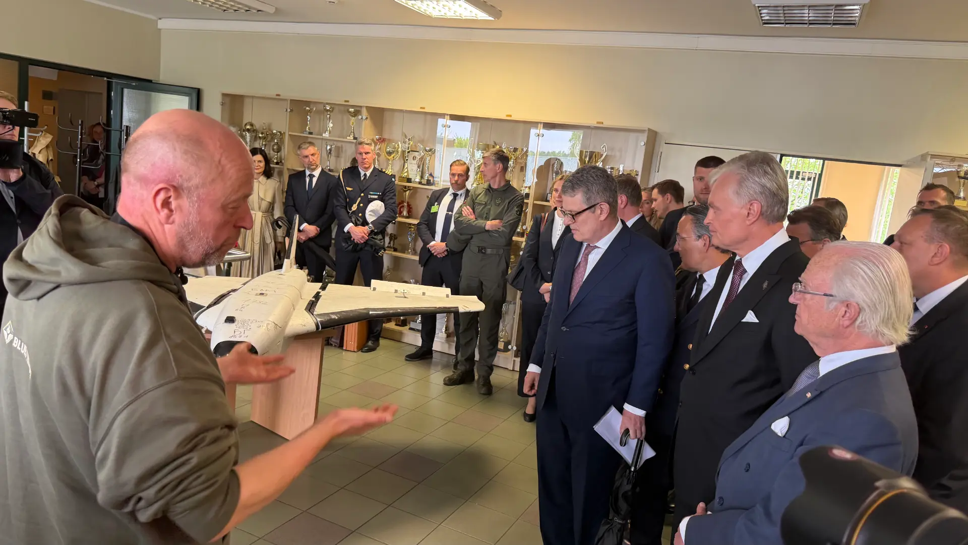 Jonas Öhman visar Kung Carl XVI Gustaf en tillfångatagen rysk drönare