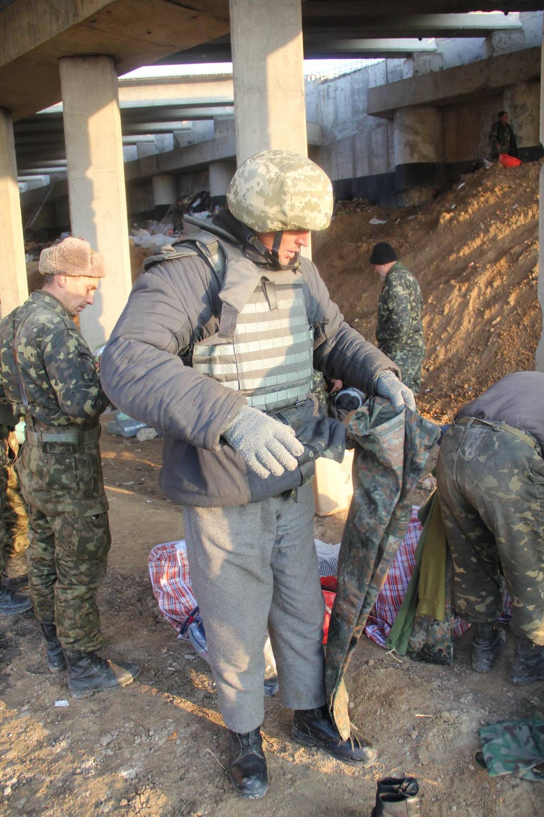 Soldater ur 28:e mekaniserade regementet med skyddsvästar och hjälmar från Blue/Yellow, oktober 2014, vid bron vid Pervomaisk som soldaterna kallade Brorepubliken